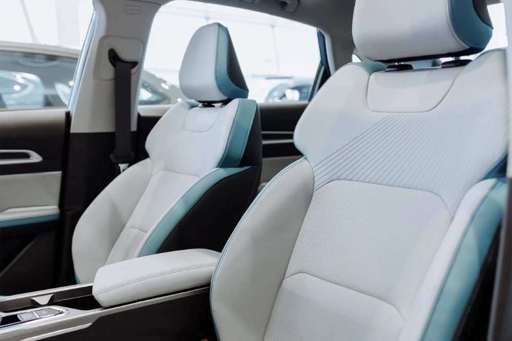 Geely Emgrand Бизнес-кар в автосалоне купить новые салон интерьер