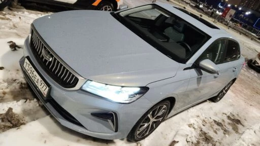 Geely Emgrand сбоку спереди сверху