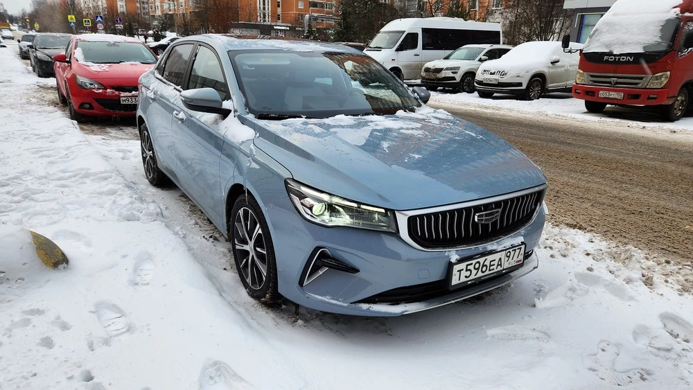 Geely Emgrand сбоку спереди