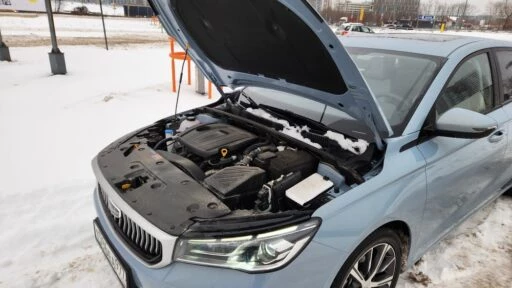 Geely Emgrand сбоку спереди капот мотор двигатель