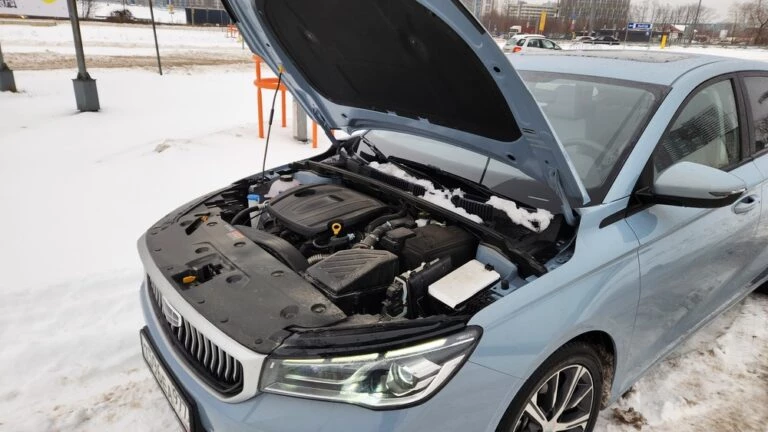 Geely Emgrand сбоку спереди капот мотор двигатель