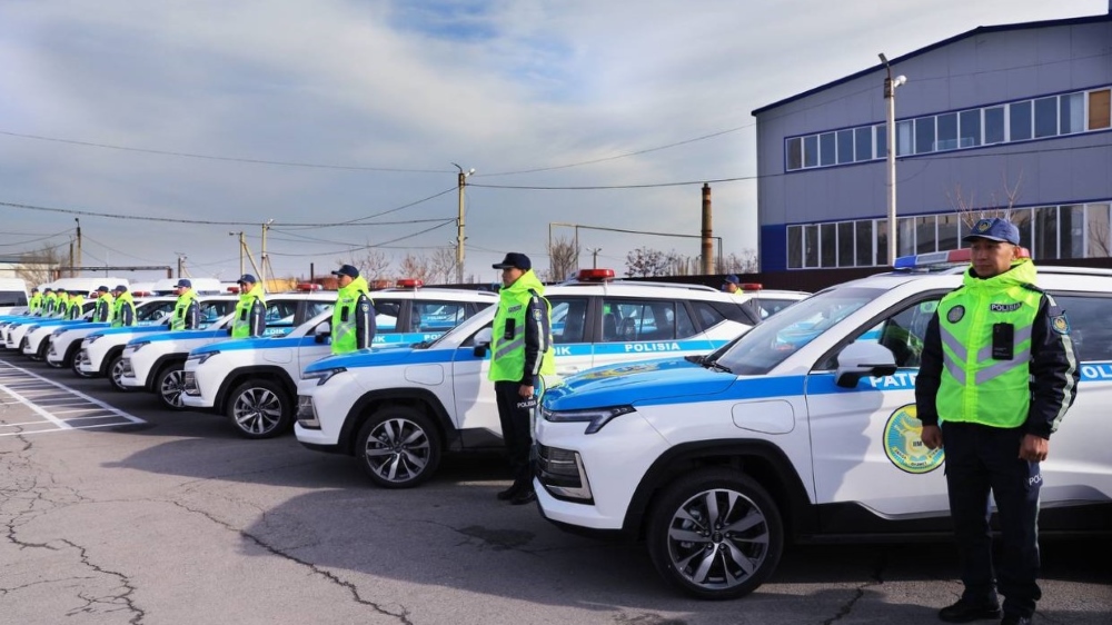 электрический JAC e-JS4 в Казахстане сбоку Жамбыл полиция