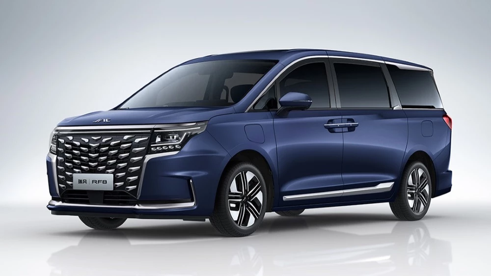Минивэн JAC RF8 сбоку спереди