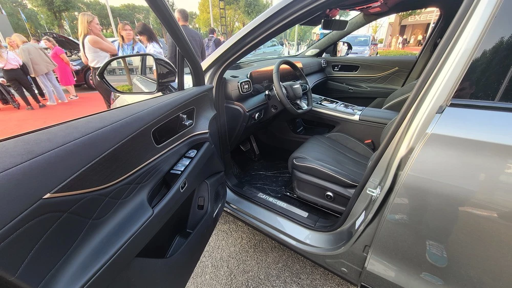 Jaecoo J8 салон интерьер первый ряд дверные карты