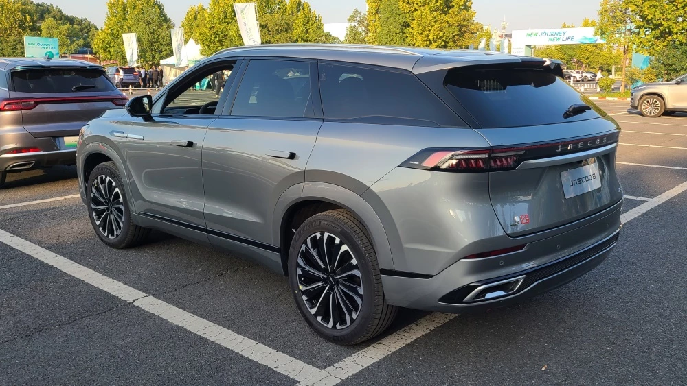 Jaecoo J8 сбоку сзади