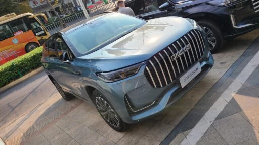 Кроссовер Jaecoo J8 сбоку спереди сверху