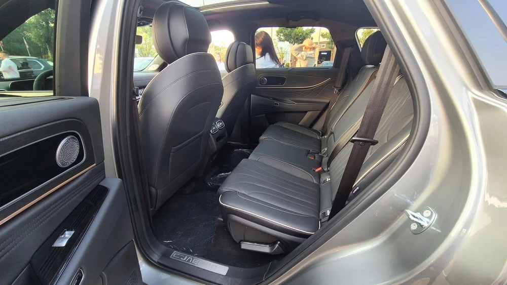 Jaecoo J8 салон интерьер второй ряд сиденья