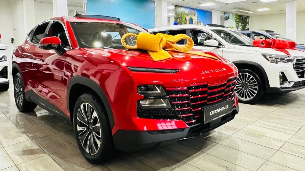 Кроссовер Jetour Dashing слева спереди в дилерском центре автосалоне новый Флагман авто купить скидки снизили цены