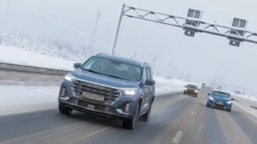 Кроссовер Jetour X90 Plus сбоку спереди в динамике