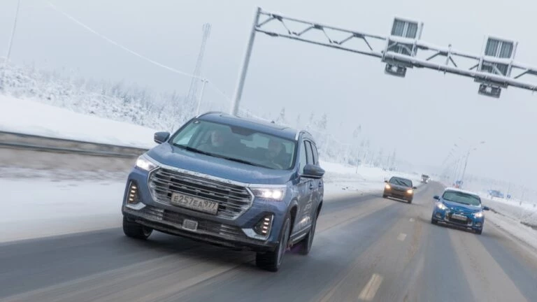 Кроссовер Jetour X90 Plus сбоку спереди в динамике