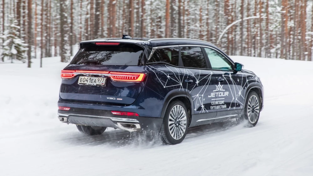Кроссовер Jetour X90 Plus сбоку сзади в динамике