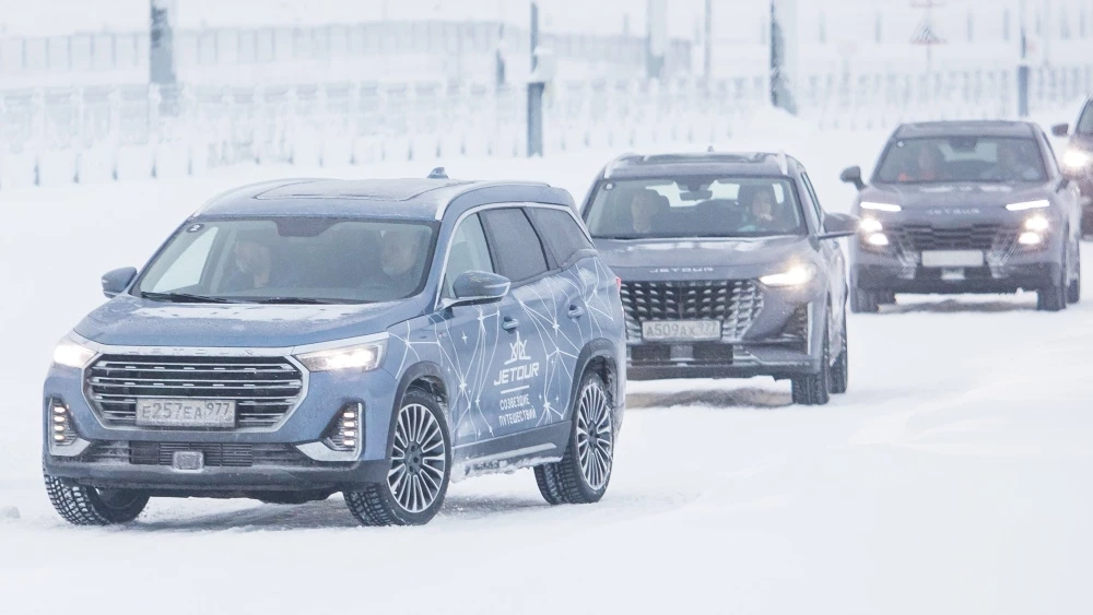 Кроссовер Jetour X90 Plus сбоку спереди в динамике