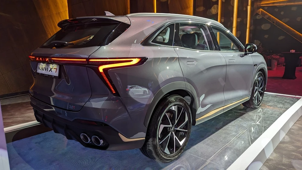 Kaiyi X7 Kunlun сбоку сзади презентация девушки