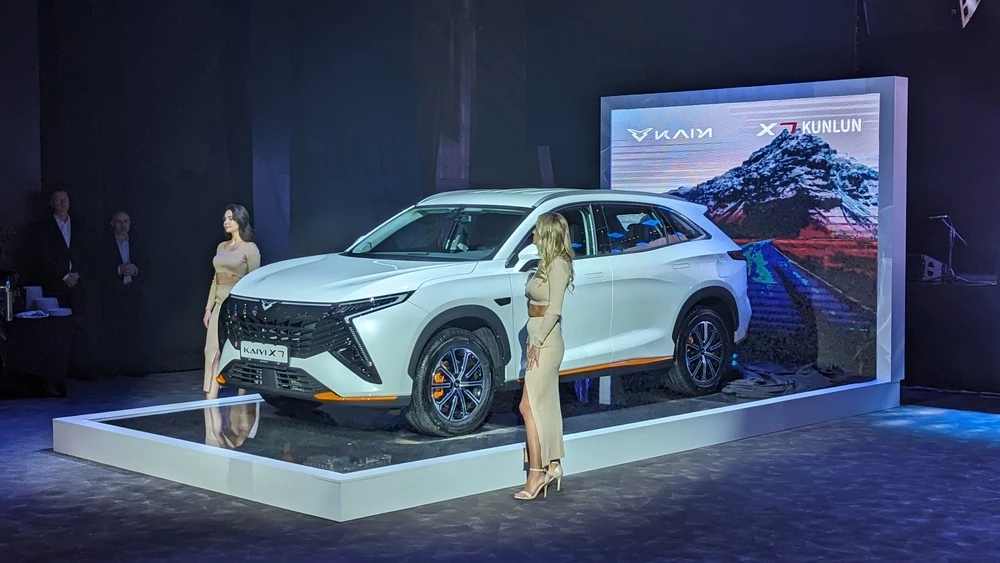 Kaiyi X7 Kunlun сбоку спереди презентация девушки