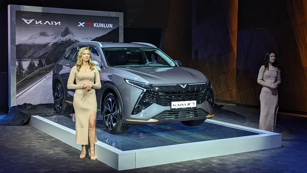 Kaiyi X7 Kunlun сбоку спереди презентация девушки