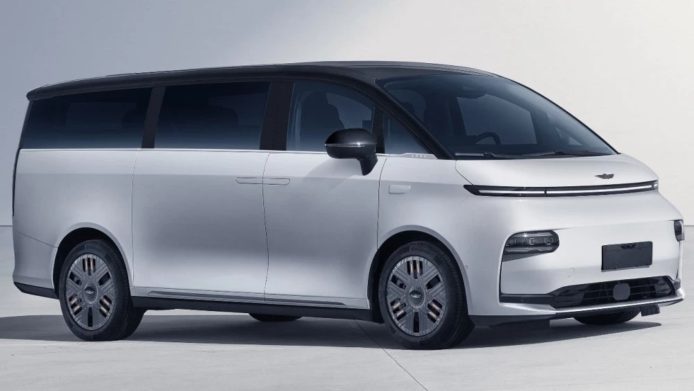 LEVC Xspace сбоку спереди минивэн Geely
