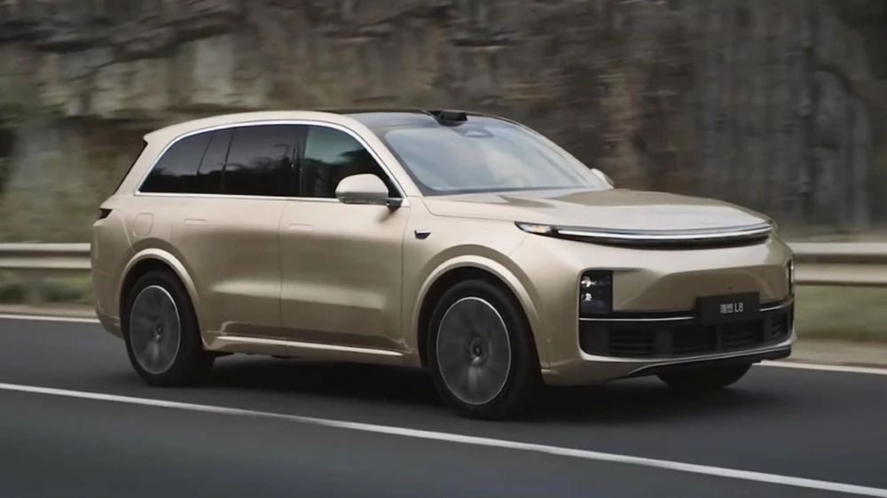 Li Auto L8 сбоку спереди в динамике