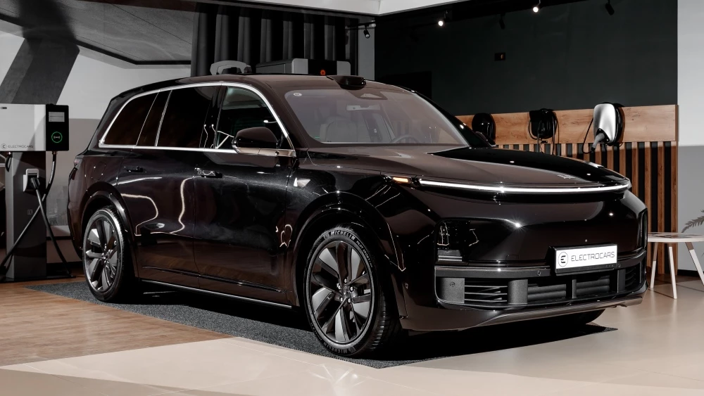 Li Auto L9 сбоку спереди в автосалоне купить Electrocars