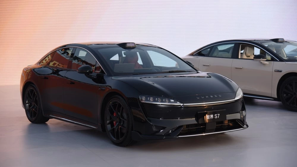 Luxeed S7 сбоку спереди на презентации