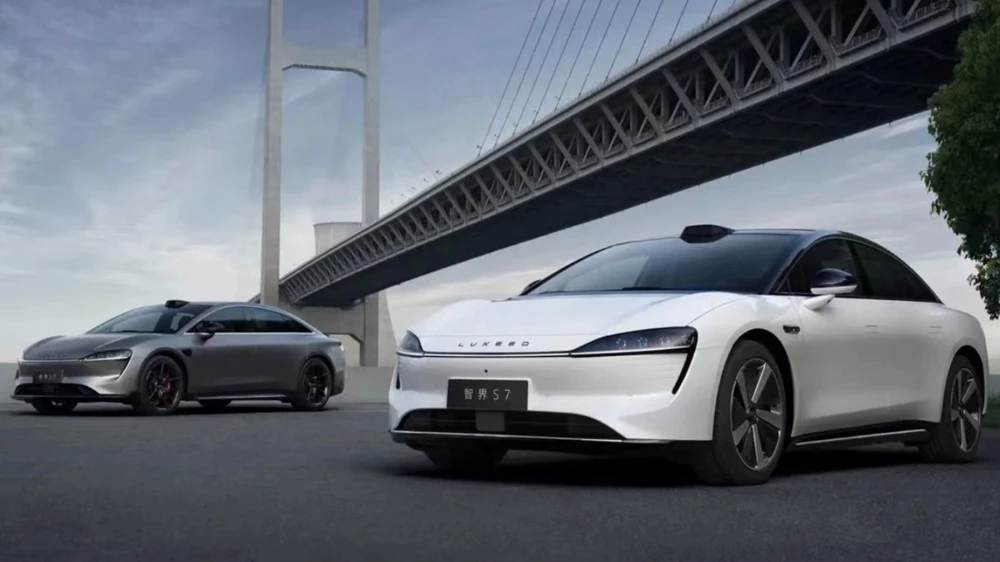 Luxeed S7 сбоку сзади спереди