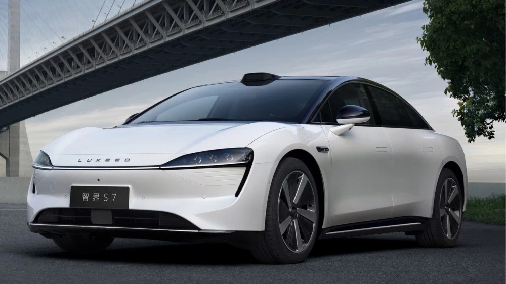 Luxeed S7 сбоку спереди