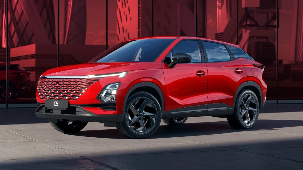 Omoda C5 Trendy Red спецверсия сбоку спереди