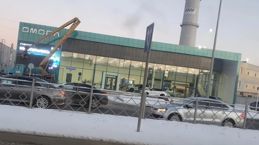 Подход китайских автокомпаний к ведению бизнеса в России автосалон вывески Omoda