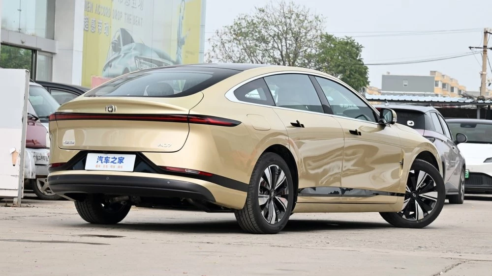 Qiyuan A07 сбоку сзади