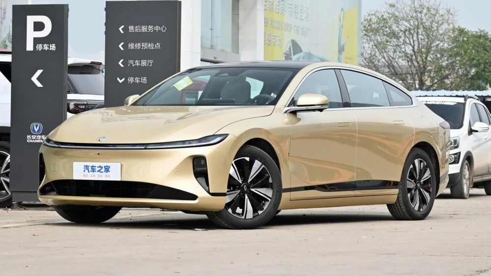 Qiyuan A07 сбоку спереди