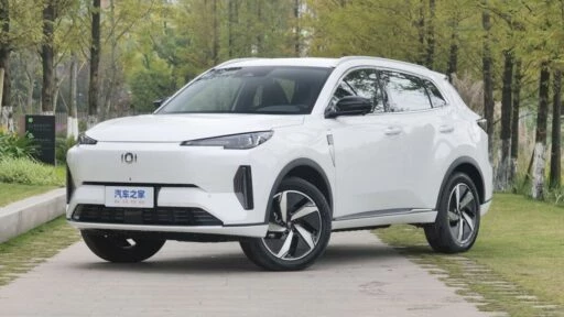 Qiyuan Q05 сбоку спереди