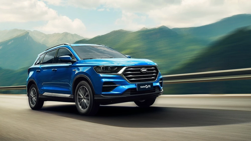 Кроссовер SWM G01 сбоку спереди в динамике