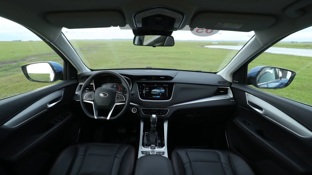 Кроссовер SWM G01 салон интерьер