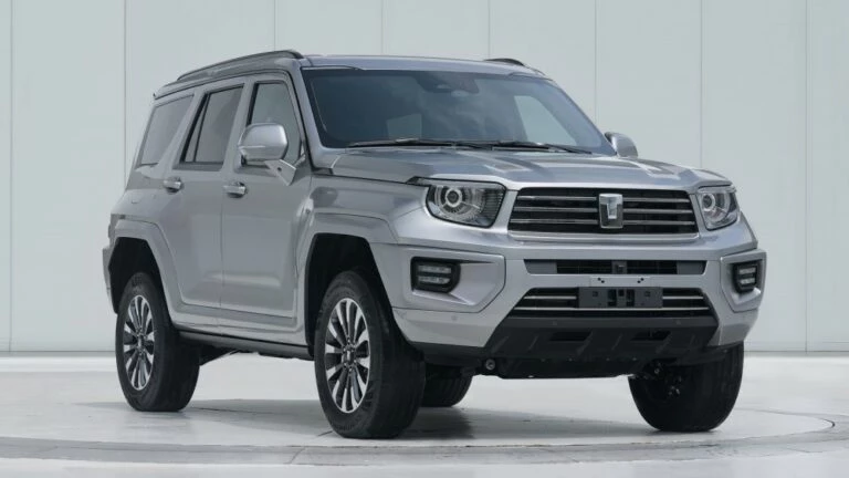 Гибридный внедорожник Tank 700 сбоку спереди