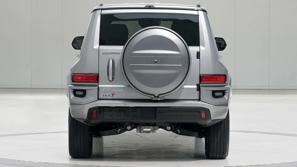 Гибридный внедорожник Tank 700 сзади