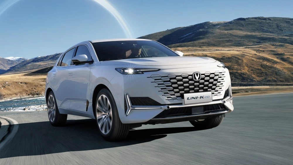 Гибридный кроссовер Changan Uni-K iDD спереди сбоку в России