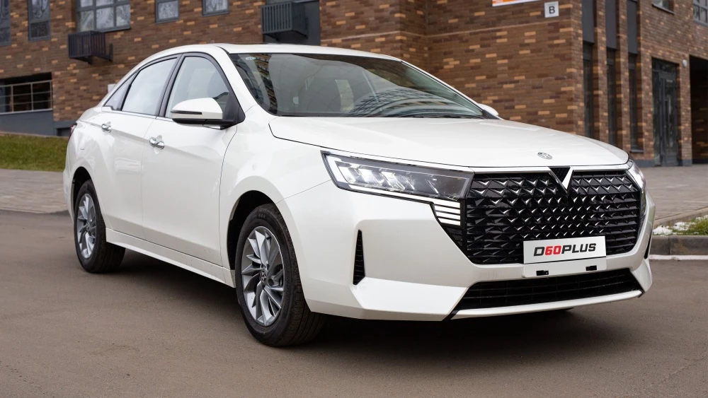 Venucia D60 Plus сбоку спереди в России старт продаж