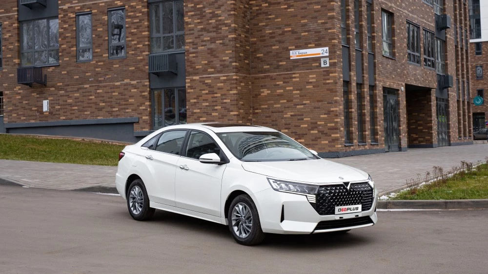Venucia D60 Plus сбоку спереди в России старт продаж