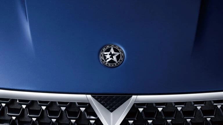 Venucia логотип решетка спереди