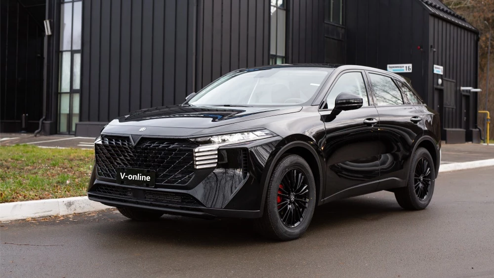 Кроссовер Venucia V-Online в России сбоку спереди старт продаж