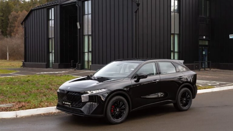 Кроссовер Venucia V-Online в России сбоку спереди старт продаж