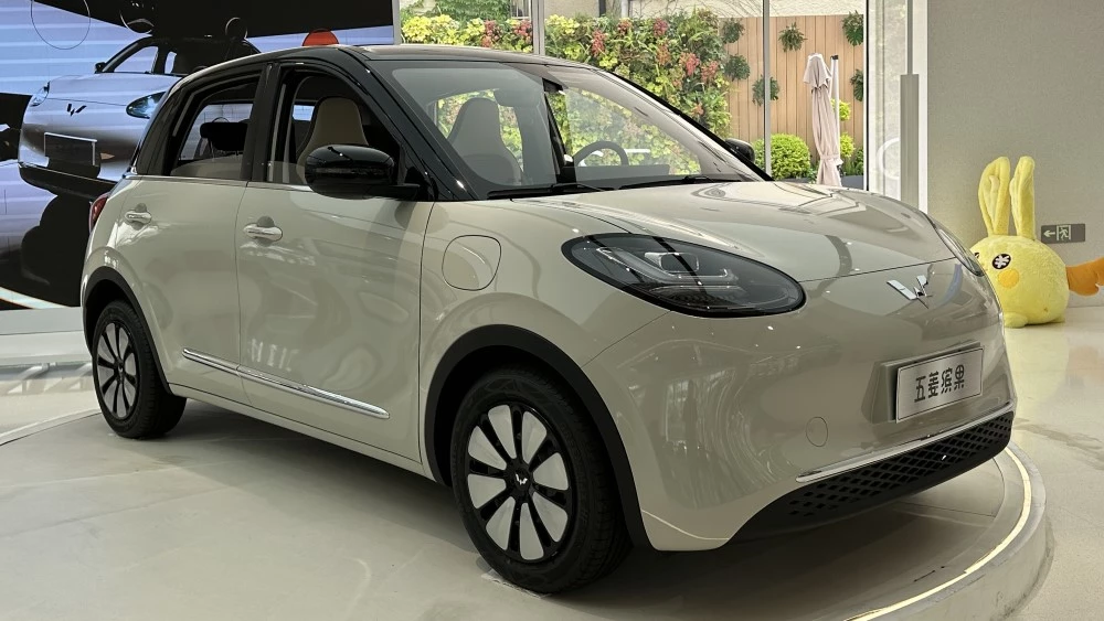 Электрический ситикар Wuling Bingo сбоку спереди