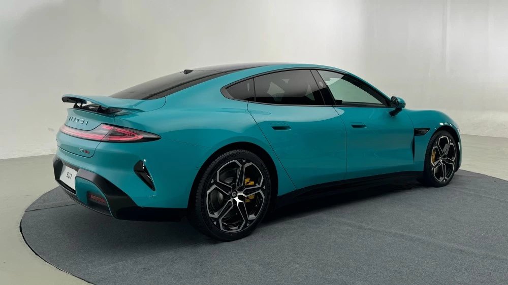 Xiaomi SU7 сбоку сзади в статике