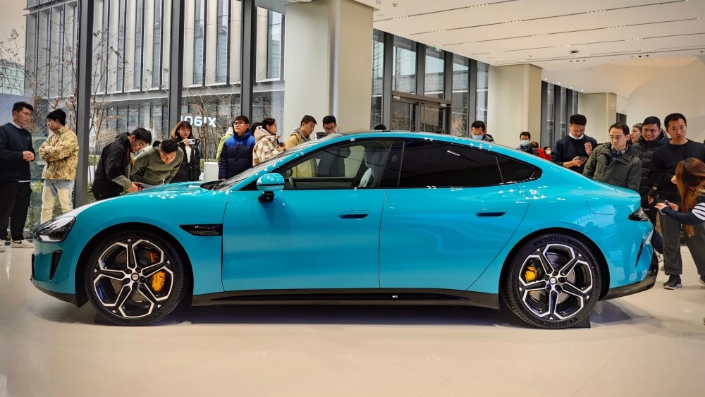 Xiaomi SU7 сбоку в статике