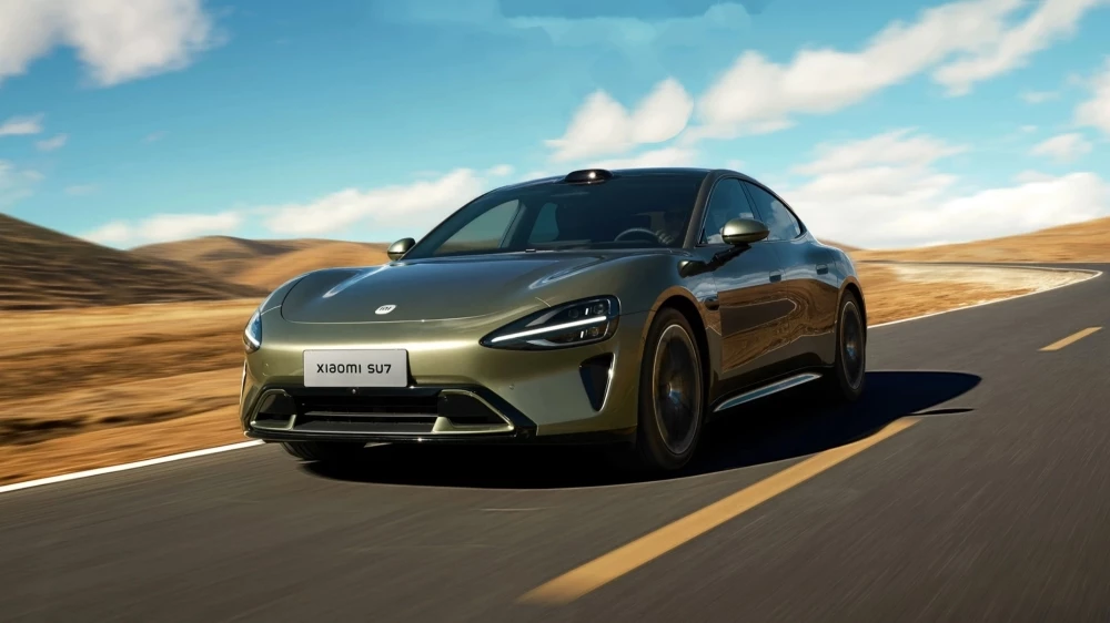 Xiaomi SU7 сбоку спереди в динамике