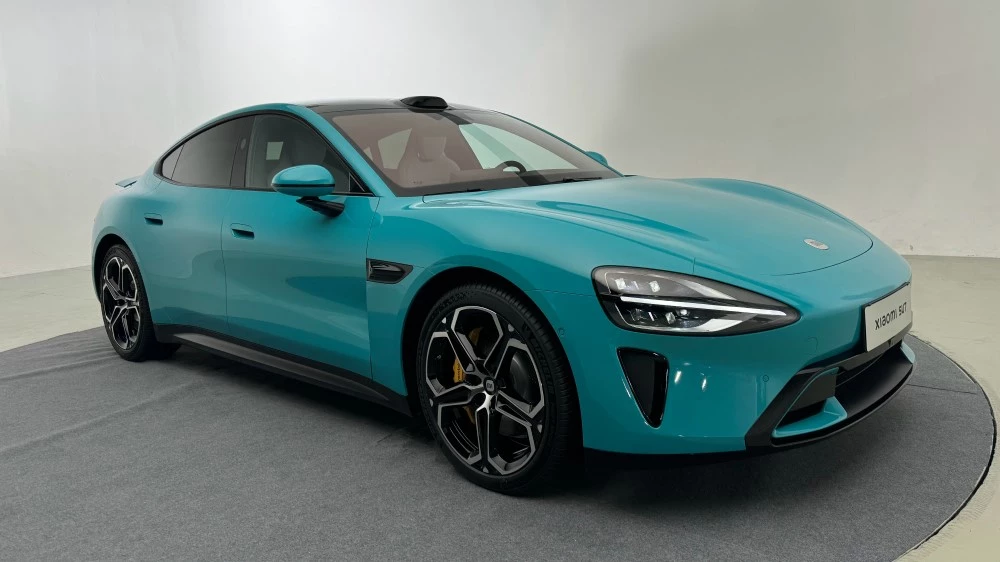 Xiaomi SU7 сбоку спереди в статике