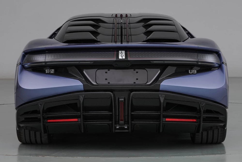 гиперкар BYD Yangwang U9 сзади