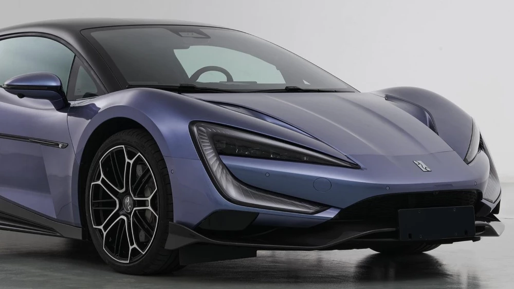 гиперкар BYD Yangwang U9 спереди сбоку