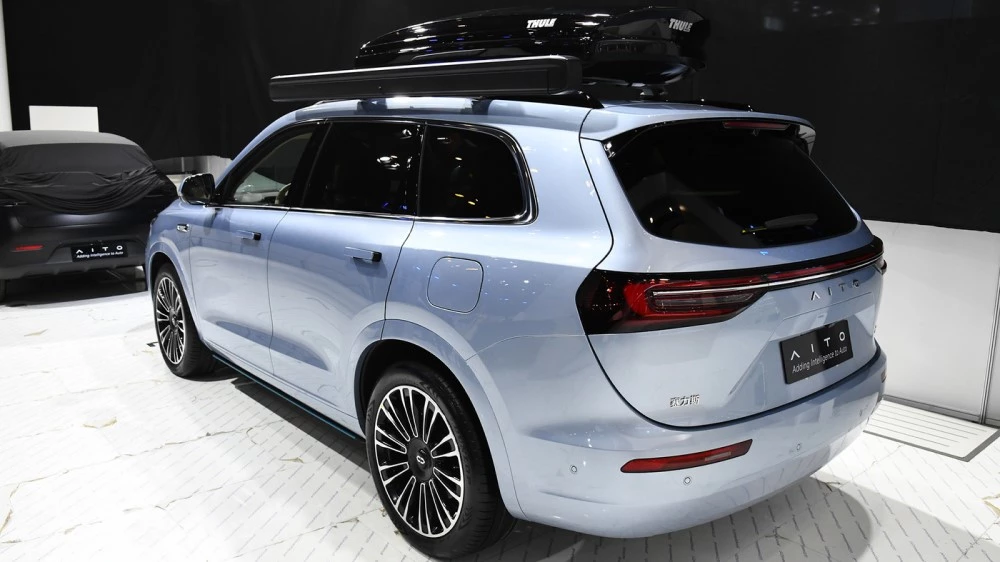 Aito M7 2024 сбоку сзади