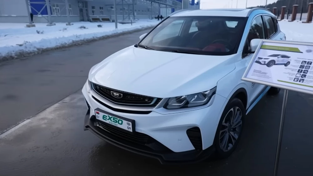 электрический Coolray Belgee EX50 сбоку спереди