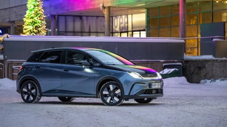 Тест-драйв BYD Dolphin Autobest 2024 в Европе в Финляндии сбоку спереди